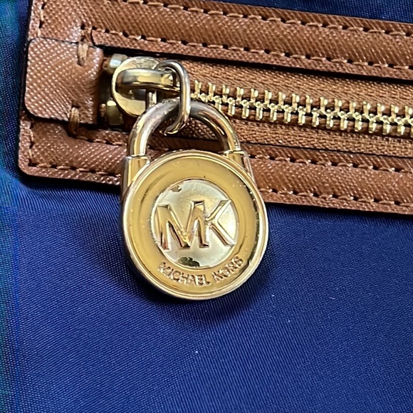 Michael Michael Kors Kempton Crossbody Bag - Picture 4 of 9